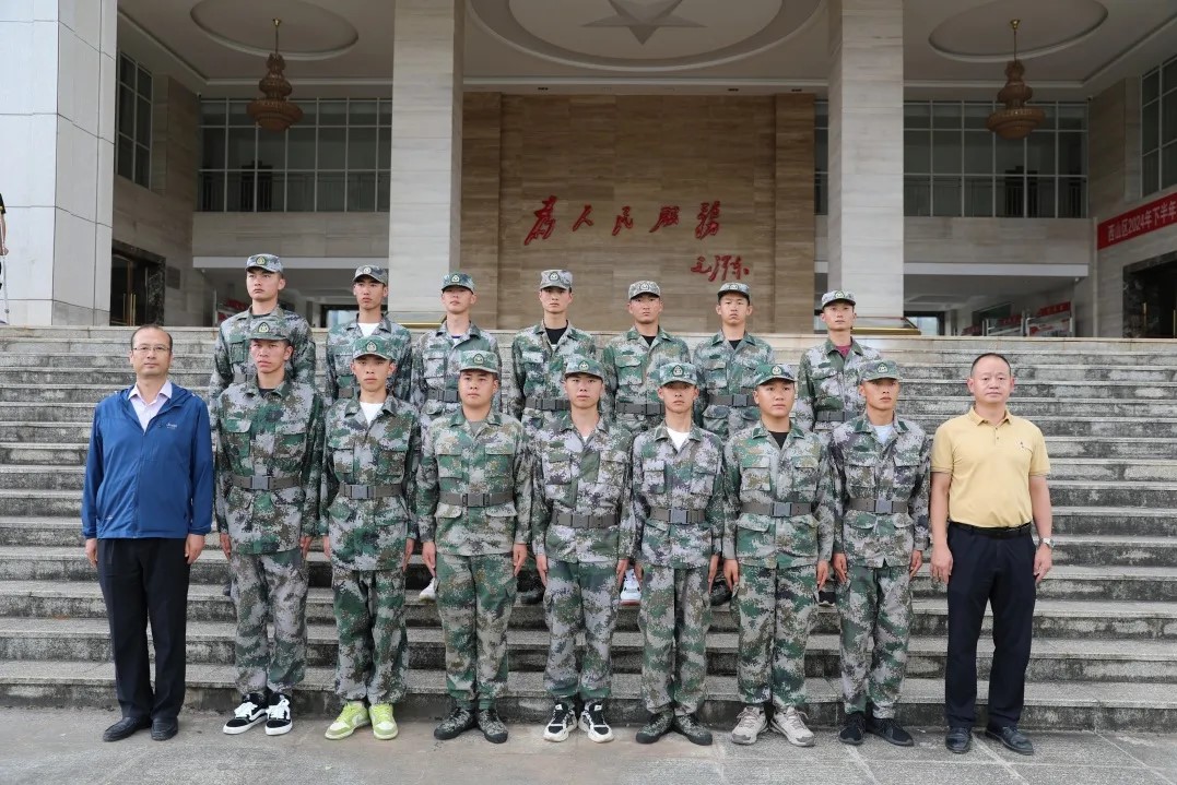 jinnianhui今年会领导赴预定新兵役前训练基地慰问学生