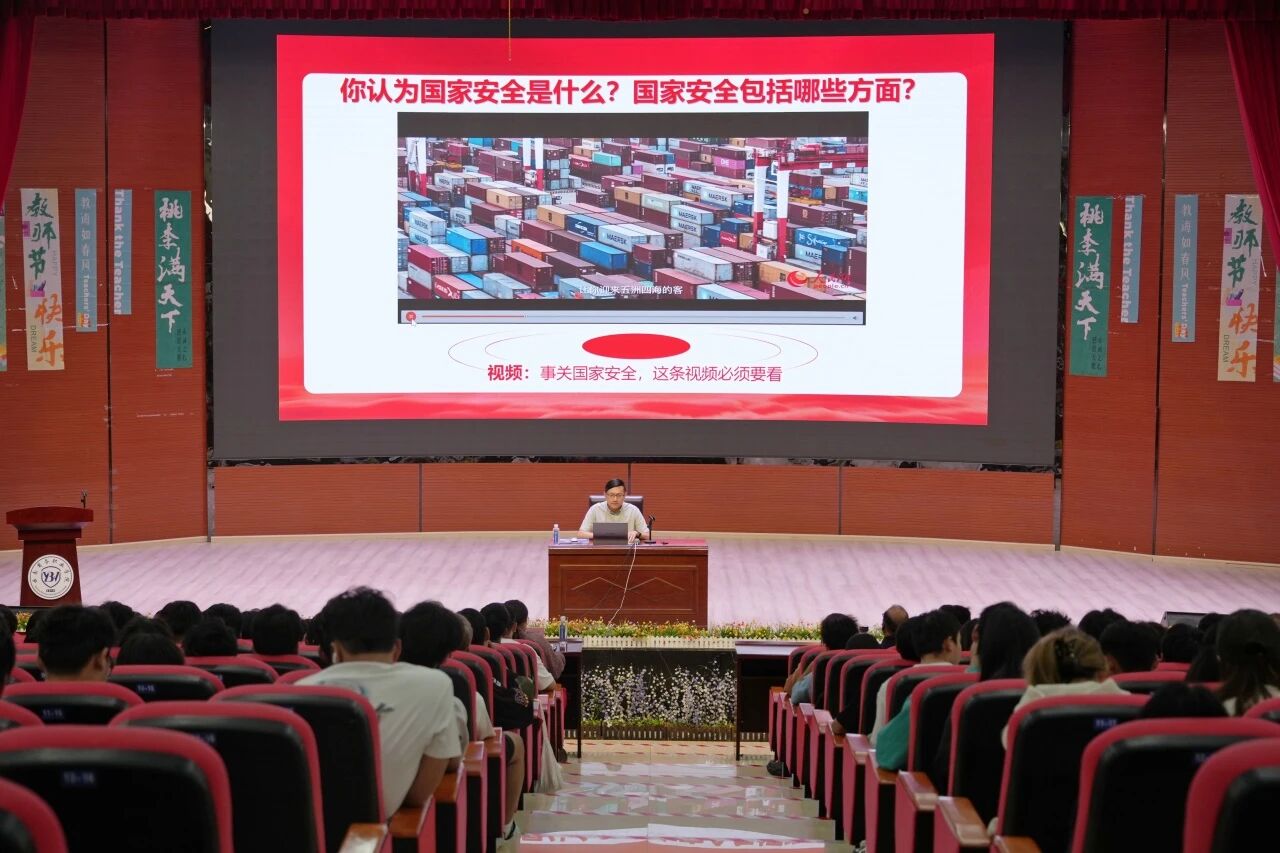 嵩明县国家安全宣传进高校活动暨jinnianhui今年会专题讲座顺利举办