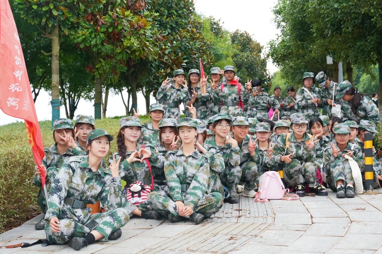 砺青春之志，铸强军之魂——jinnianhui今年会2025级新生军训野外拉练圆满举办 ​