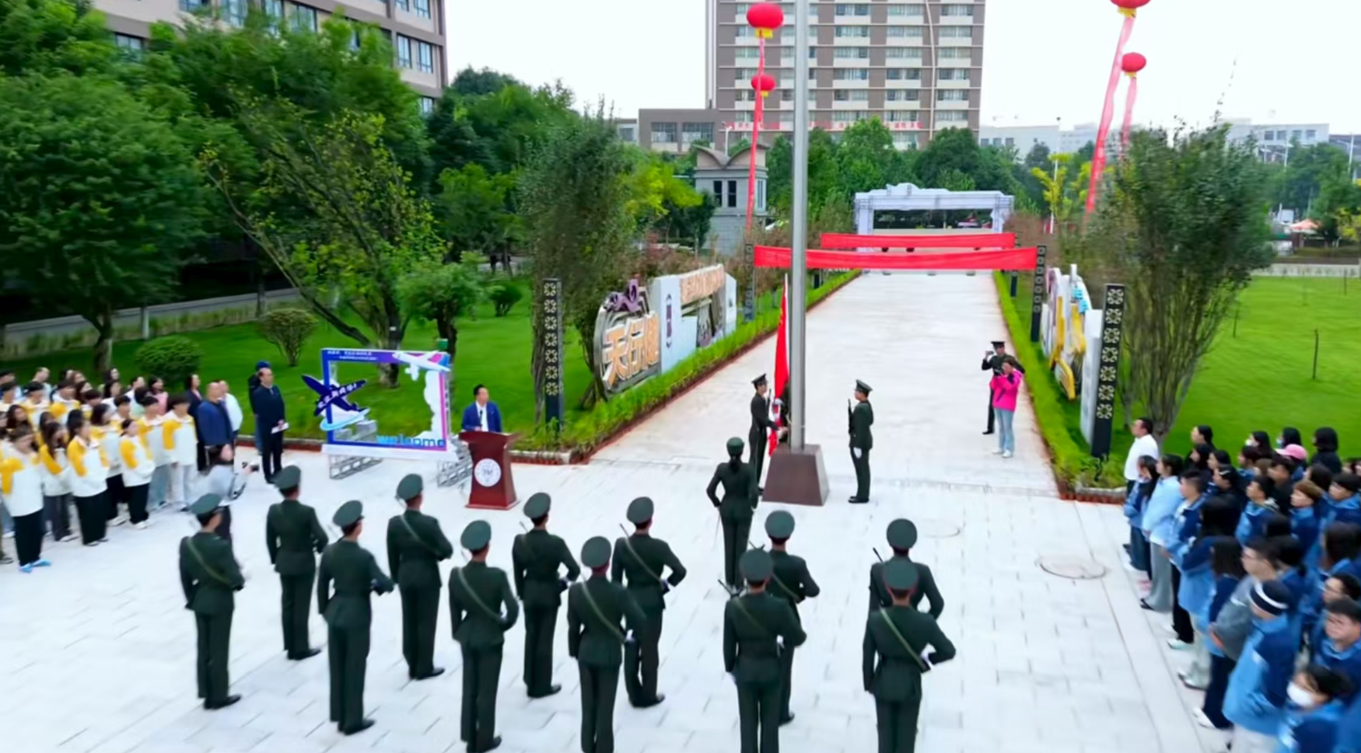 jinnianhui今年会举行2025年秋季学期“开学第一课”暨国旗下的党课第一讲